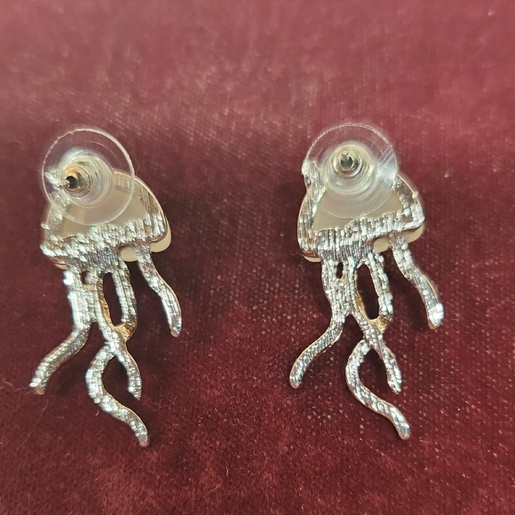 Elegant Silver and Cream Jellyfish Earrings - Picture 3 of 3